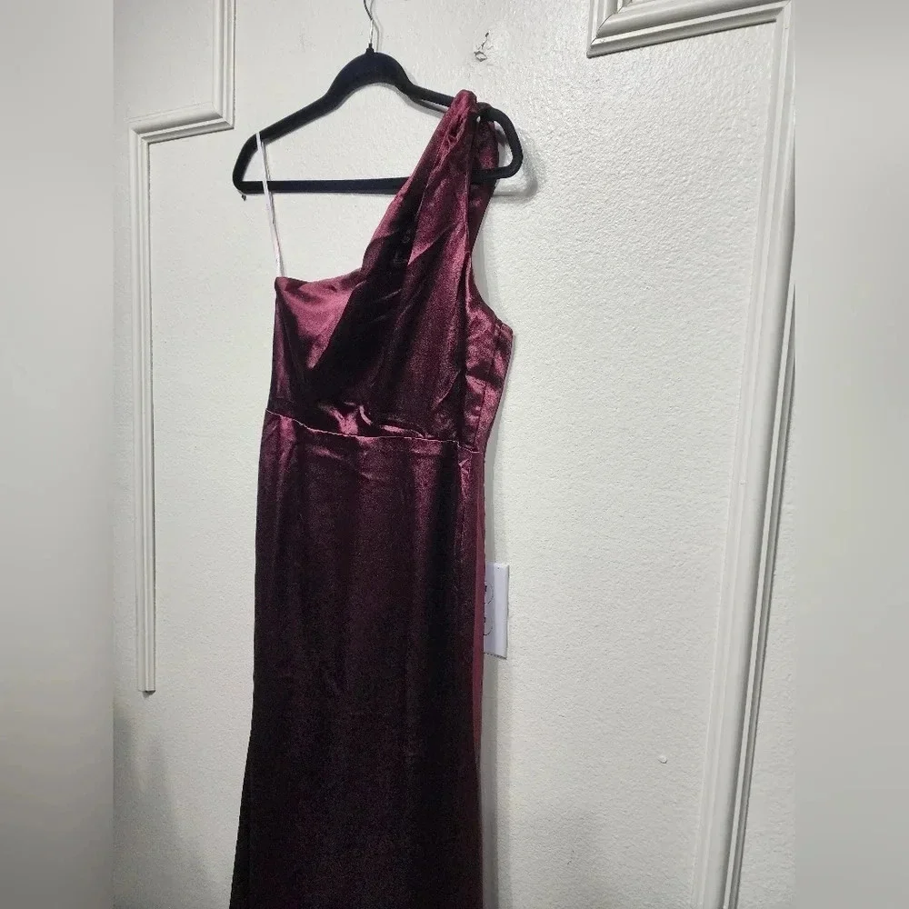 Lulu's On the Guest List Burgundy Satin One-Shoulder Maxi Dress M Wedding Party - Picture 8 of 13